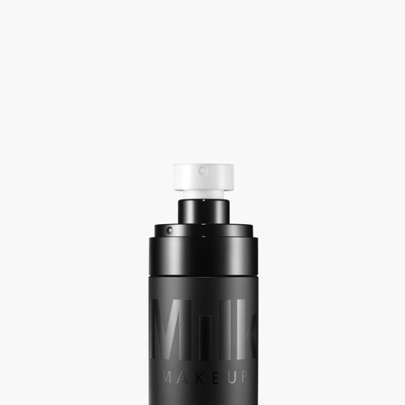Pore Eclipse Matte Setting Spray
MINI SIZE: 1.35 OZ / 40 ML - Picture 5 of 5